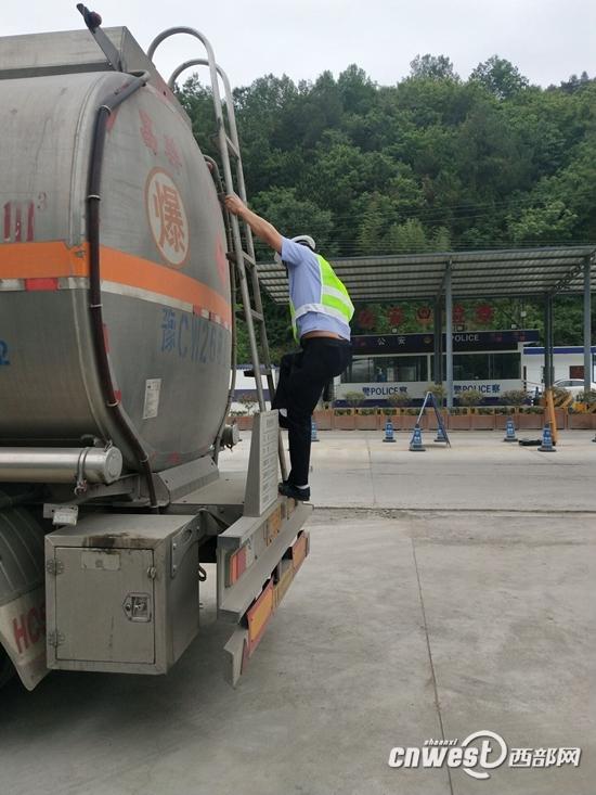 24小時查獲三車近百噸過境危廢品。