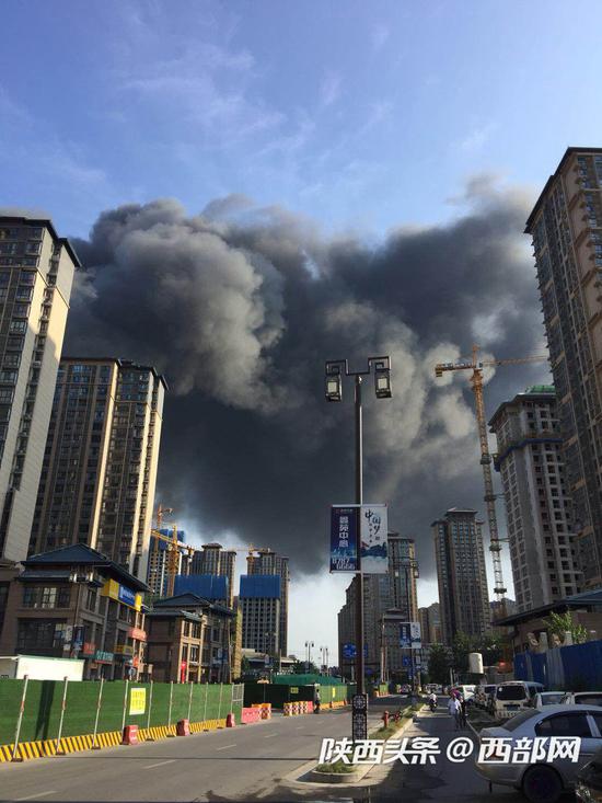 突发丨西安西郊白家口一冷库发生火灾 现场已
