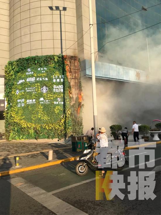 五味十字东南角伟业大厦着火了!