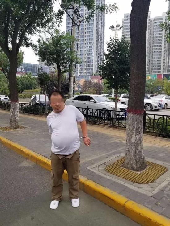 (嫌疑人张某亮指认行凶工具和行凶地点)
