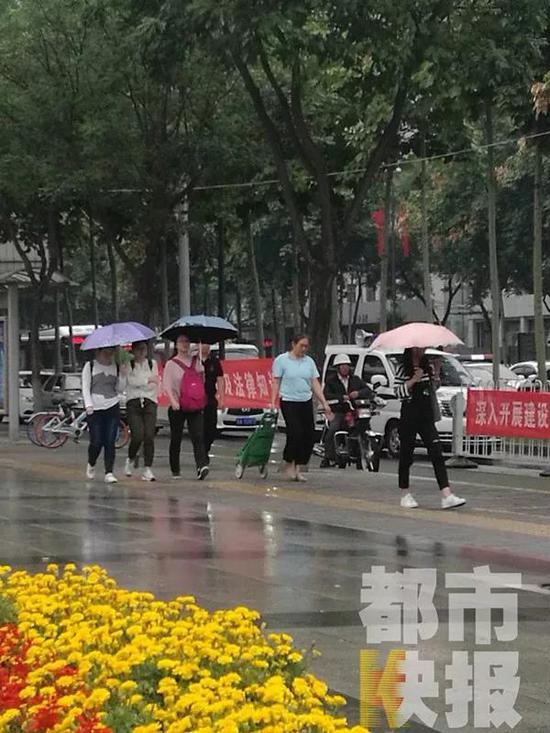 今天白天:全省阴天,关中、陕南有小雨。