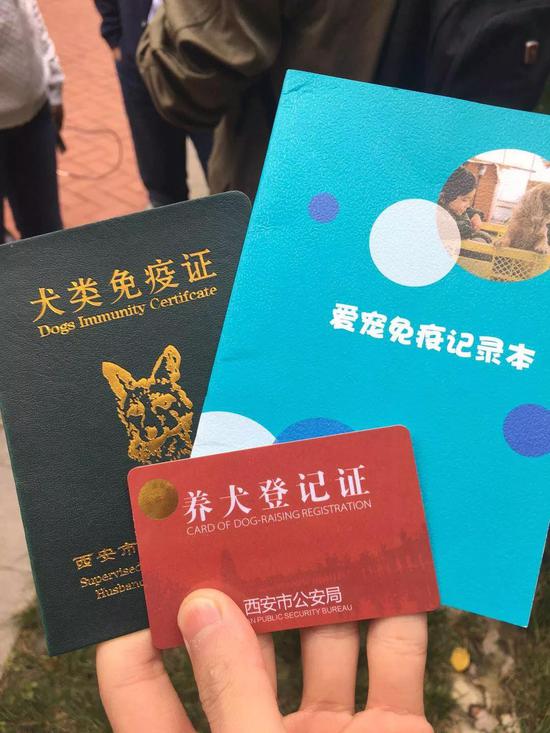 而記者隨后走訪小區居民,發現類似事件還不只這一起。