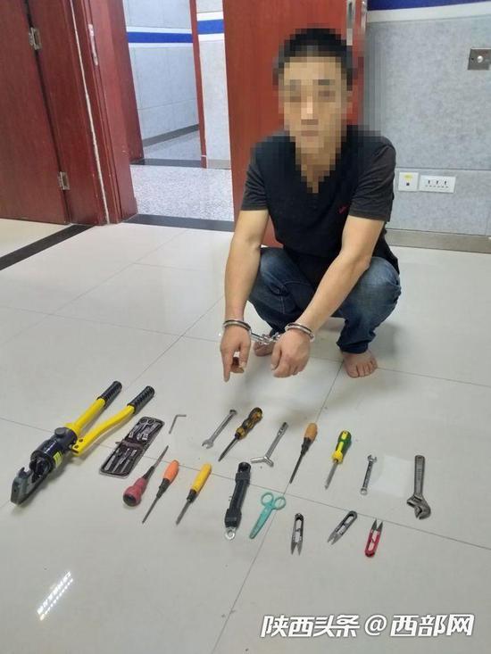 嫌疑人指认作案工具。