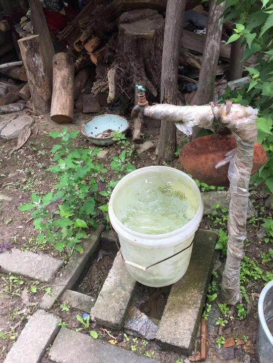 修建蓄水池后,经过沉淀过滤的水