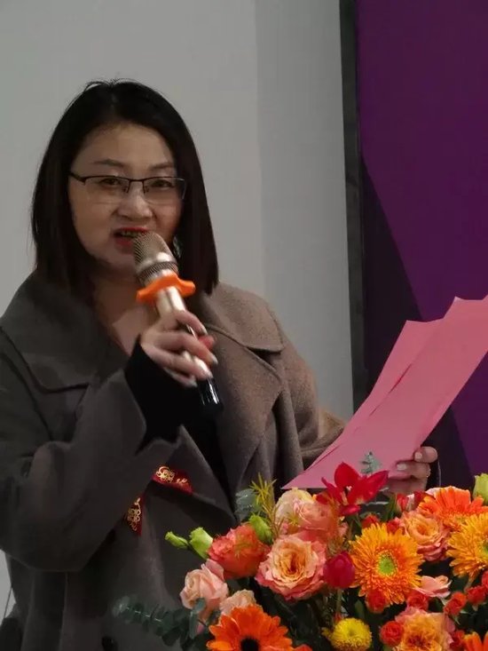 策展人刘爽做开幕主持人