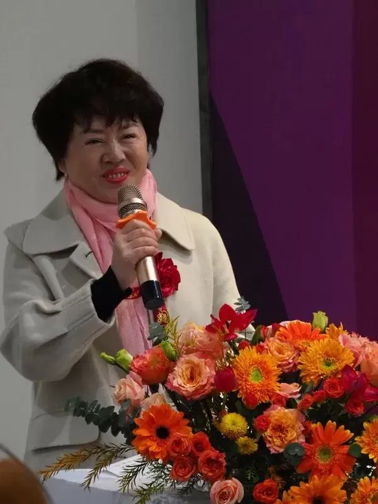 参展艺术家代表陕西省妇女协会副会长谢英妮致辞