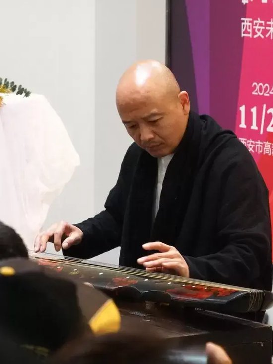 终南琴社古琴师李彦辉先生开幕式前进行古琴演奏为展览助兴
