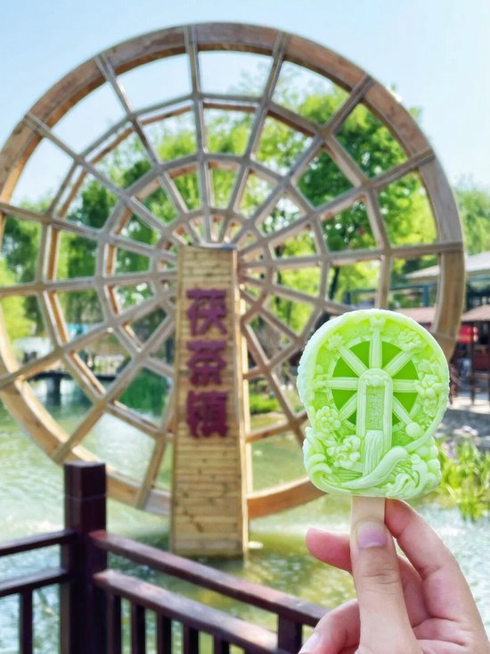 　　茯茶镇文创雪糕，外形以“茯茶镇旋转水车”为主题，造型外包装以“茯茶镇”、“泾河水”等为设计元素，将茯茶与雪糕进行创新融合。