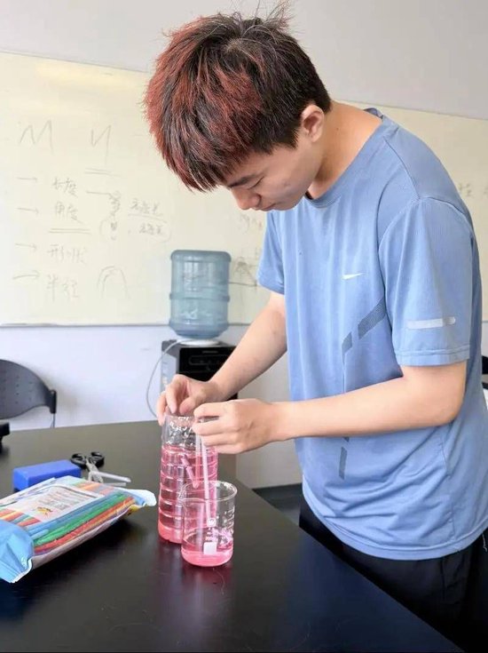 薛意凡在测试喷泉装置
