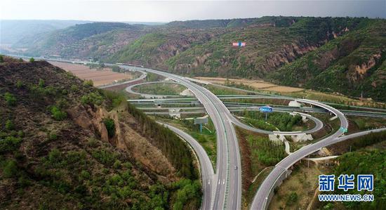 陕西省延安市洛川县境内包茂高速公路盘道(5月5日无人机拍摄)。 新华社记者 刘潇 摄