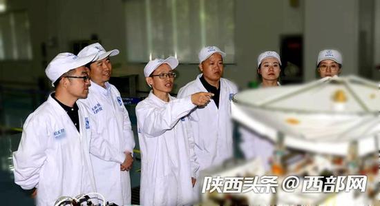 科研人员正在研究天线。