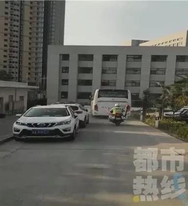 还好事故并未造成人员伤亡。那客运班车为何会突然倾斜呢？