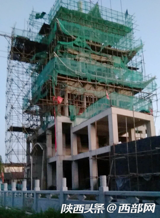 网友发帖反映城固县上元观镇护城河改造项目建了四年还是半成品。