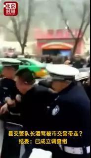 有市民認(rèn)出，黑色轎車上的男子是甘泉縣公安局交警大隊(duì)大隊(duì)長孫某。