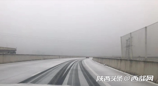 宝鸡境内高速路面湿滑,交警提醒谨慎驾驶