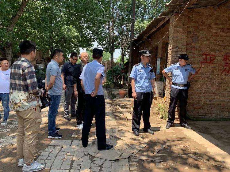 为确保现场及周边居民安全