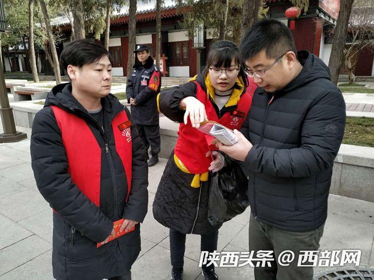 40余大學生志愿者和親子家庭除夕日大雁塔景區倡導文明。