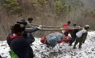 搜救人員將“鰲太穿越”遇難驢友遺體抬下山(圖片轉(zhuǎn)自網(wǎng)絡(luò))