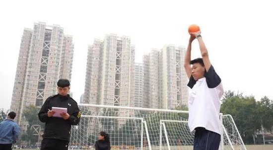高中男子组实心球