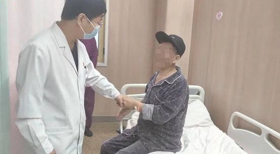 （术后李胜利主任查房）