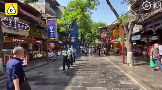 之前要横穿回民街起码得半小时,现在两三分钟就可以通过。