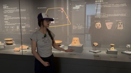 （图二）同学们用英文讲解文物