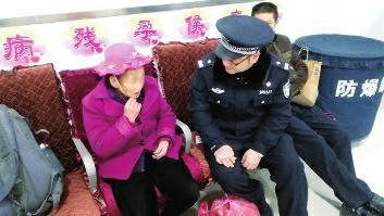 父母，给儿女最无私的爱，即使孤单也很少诉说