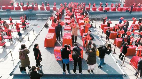 150位西安书法家给市民游客送“福”送春联