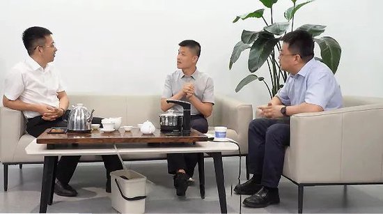 ▲“科转三人行” 王海栋(左一)和行业专家们共同解读探讨科技成果转化中的财税问题
