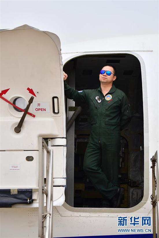 C919大型国产飞机试飞员赵鹏在飞行试验机上（4月2日摄）。新华社记者 邵瑞 摄
