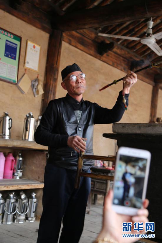 茶楼里烧茶师傅“销魂”的舞蹈引来游客追捧拍照