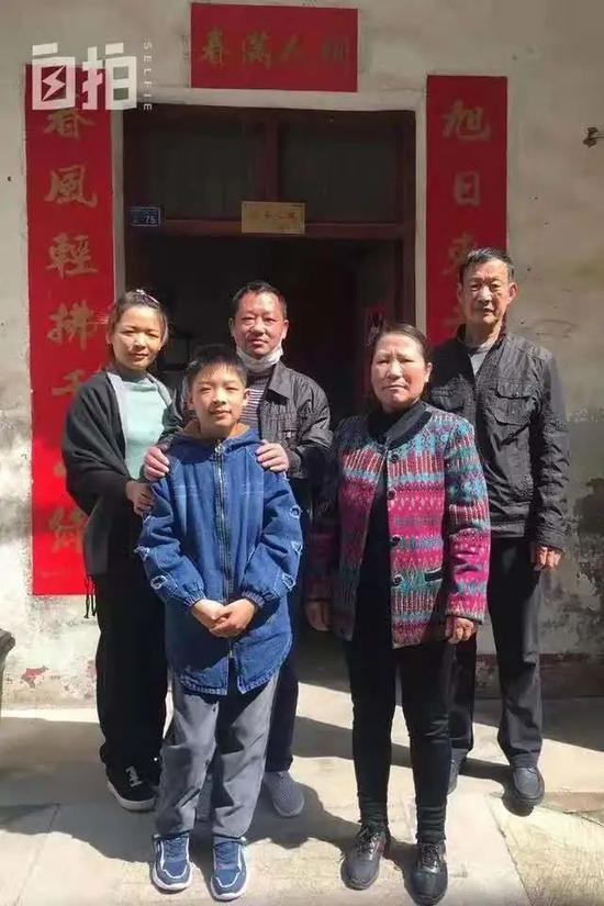 回乡后的肖红兵一家合影 受访者供图