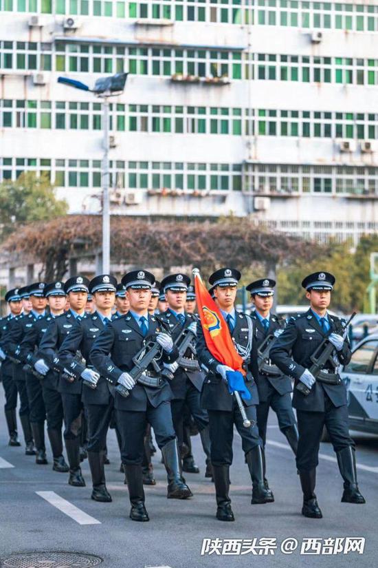  西安市公安局特警支队举行建队30周年暨冬训大练兵成果汇报演练活动。