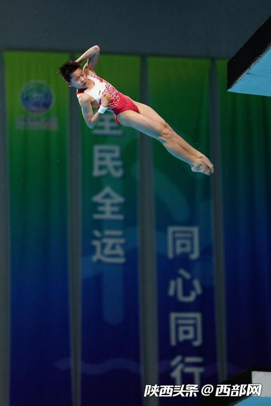 全红婵在十四运会跳水比赛中上演“水花消失术”。
