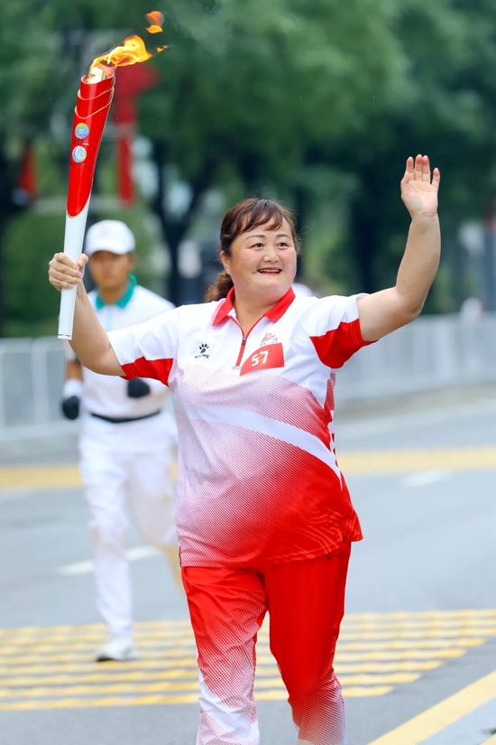 秦新秦亮相十四运会和残特奥会火炬传递现场