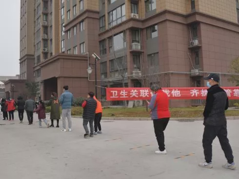 市民有序前往核酸检测点。