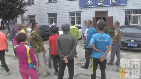 民警：“你們的電話是咋回事兒？”