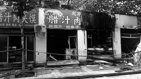 商铺起火殃及邻居