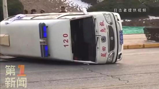 這輛藍田120救護車側翻后