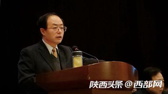 陕西省交通运输厅厅长杨育生作报告。