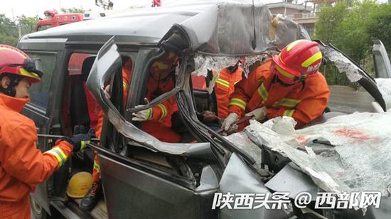 面包車追尾大卡車釀慘禍，消防救援 。