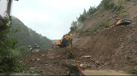 泥石流致G541国道南宫山段交通中断路人从便道通行 图片来源岚皋融媒体