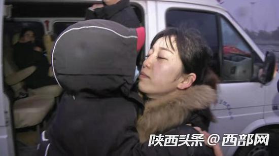 出征儀式現場，一位醫務工作者和孩子