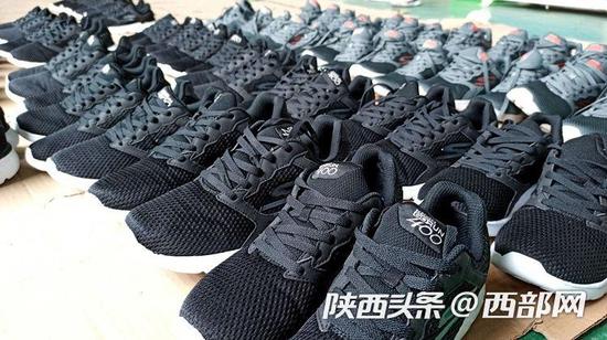 王女士社區工廠生產的部分鞋子在展示。