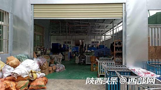 國外訂單取消后王女士所在的社區工廠積壓了不少鞋子。