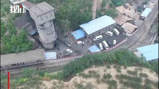 事發(fā)礦企外停放多輛救護車。新京報我們視頻截圖