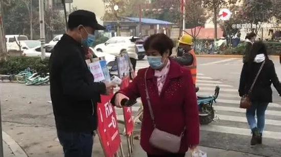 为预防冬季新冠疫情反弹 西安部分社区恢复扫码测温制度