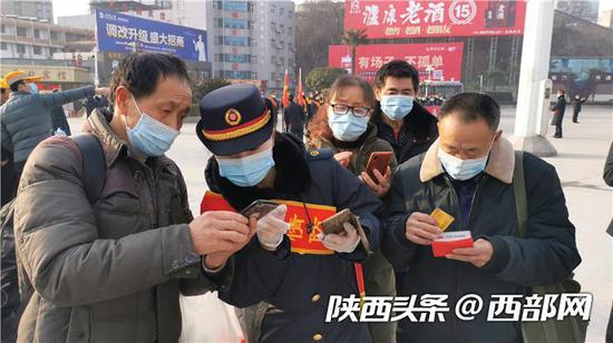 安康火车站职工给不会用智能手机的旅客服务