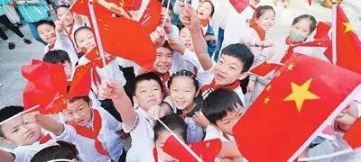 （10月1日，江苏省扬州市锦旺社区的小朋友挥舞国旗、祝福祖国。）