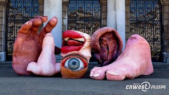 资料图:Snuff Puppets剧团为其他国家创作的前卫巨偶。